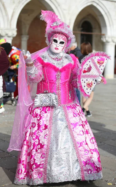意大利威尼斯 2018年2月5日 狂欢节节日期间圣马克广场上有化妆面具的粉红女子 — 图库照片