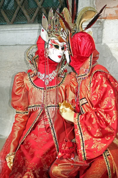 意大利威尼斯 2018年2月5日 狂欢节节日期间身着红衣面具的妇女和男子 — 图库照片