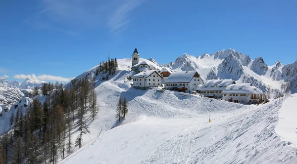 雪とより多くの建物の古代聖域の Lussari 山トレヴィーゾ イタリア 2018 素晴らしさのパノラマ — ストック写真