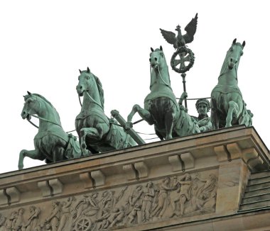 Almanya Berlin şehrinin Brandenburg Kapısı simgesiyle dört at