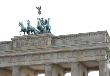 Dört at ve büyük Brandenburg Kapısı Berlin Almanya üzerinden Quadrigası beyaz arka plan üzerinde