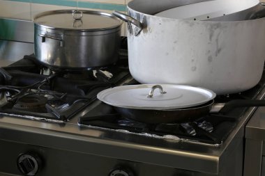 Bir restoranın dev tencere ve kapakları ile mutfak büyük Endüstriyel fırın