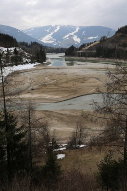 Valdaora Gölü Kuzey İtalya'daki panoramik manzaralı