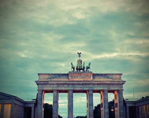 Berlin Jerman Gerbang Brandenburg Dengan Efek Kuno Dan Langit Mendung — Stok Foto