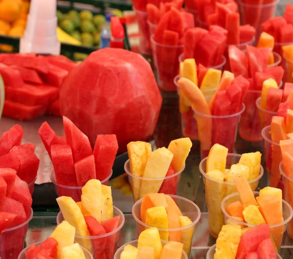 Gläser Mit Obstsalaten Mit Wassermelone Zum Verkauf Streetfood Stand — Stockfoto