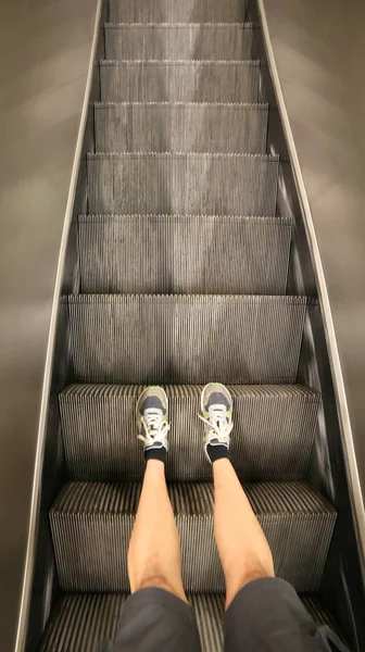 Modern Escalator Shopping Center Legs Tourist Shorts Sneakers — Stock Photo, Image