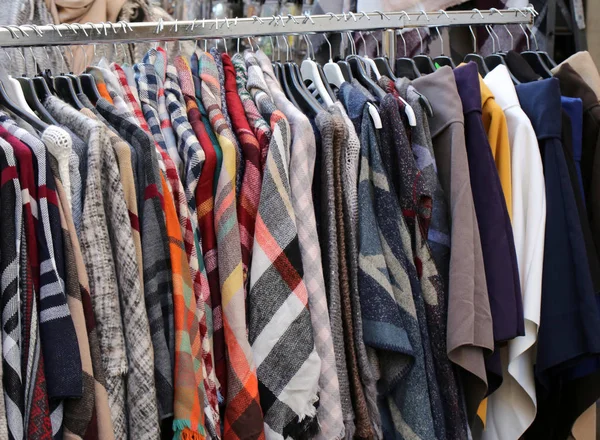 Płaszcz Koszule Wiele Używane Ubrania Wiszące Stajni Pchli Targ Wiele — Zdjęcie stockowe