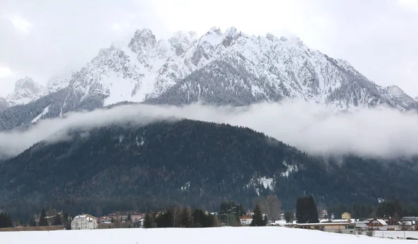 Velké Hory Sněhu Nedaleko Města Toblach Severní Itálii Jižním Tyrolsku — Stock fotografie