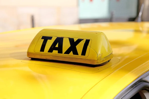 Nagy Szöveg Taxi Nagybetűvel Fölött Sárga Autó Metropolisz — Stock Fotó
