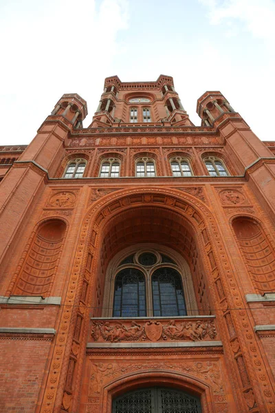 Torony Vörös Városháza Történelmi Épülete Berlin Németországban Úgynevezett Rotes Rathaus — Stock Fotó