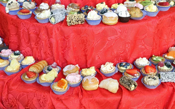 Wedding Celebrations Many Pastries Desserts Newlyweds Guests Table Red Tablecloth — Stock Photo, Image