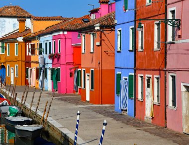 renkli Burano adası Venedik ve Kanal tekneleri yakınındaki evlerde