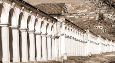 sepya tonlu etkisi ile İtalyan Madonna di Monte Berico, Vicenza adanmış Our Lady Saint Mary Bazilikası yokuş yukarı yol üzerinde mimari arcades adlı