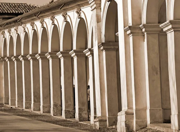Dlouhá Řada Nádherné Architektonické Arkádami Svažité Silnici Vedoucí Baziliku Vicenza — Stock fotografie