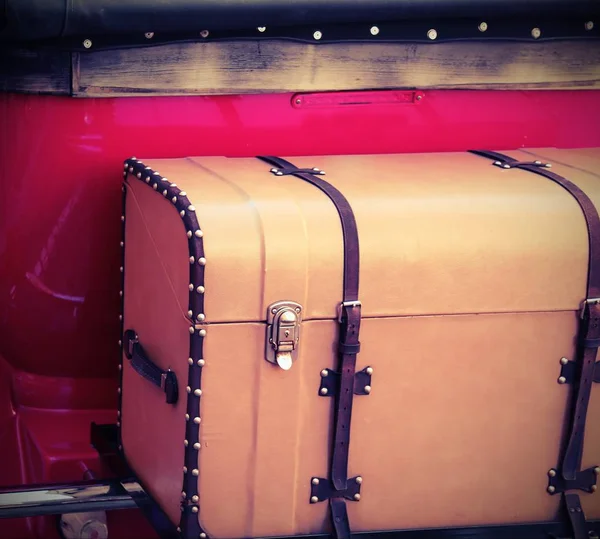 Eski Model Bir Kırmızı Araba Bağlı Antika Vintage Gövde — Stok fotoğraf