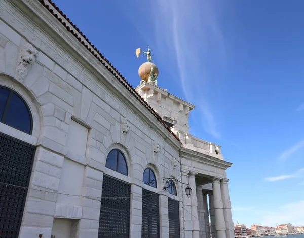 Venecia Italia Punta Della Dogana Esfera Metálica Sostenida Por Dos — Foto de Stock