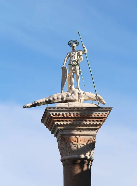 意大利威尼斯圣马克广场上的雕像与圣和驯服的龙 — 图库照片