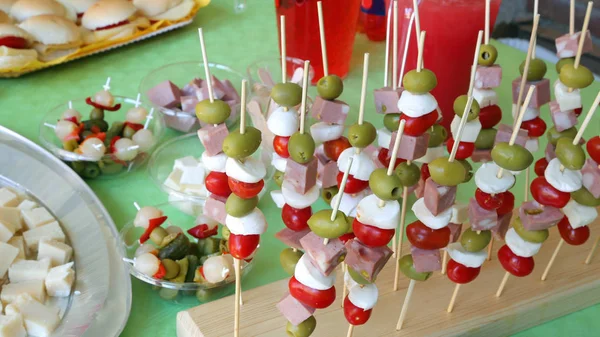 Pinchos Italianos Con Aceitunas Queso Mozzarella Tomates —  Fotos de Stock