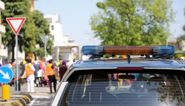 Sirenerna Polisbil Med Demonstration Med Många Människor Staden — Stockfoto
