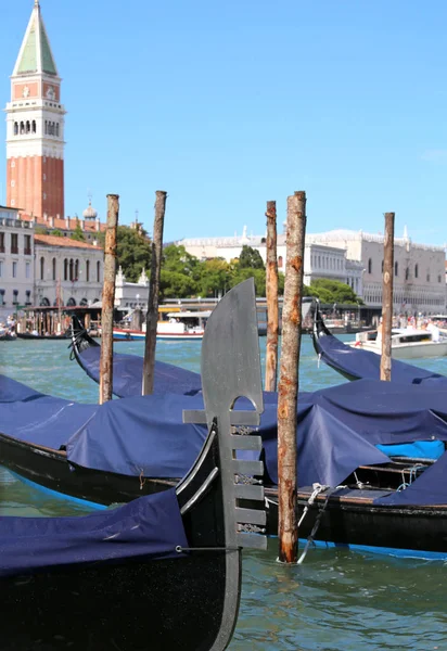 Gôndola Com Famosa Torre Sineira São Marcos Mar Veneza Itália — Fotografia de Stock