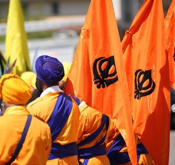 Män Med Orange Flaggor Och Sikhiska Symboll Kallas Khanda Religiös — Stockfoto