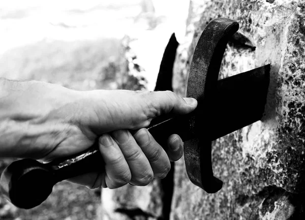 Mão Lendária Espada Excalibur Pedra Com Efeito Preto Branco — Fotografia de Stock