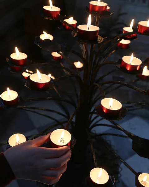 Hand Des Jungen Während Während Der Religiösen Zeremonie Eine Wachskerze — Stockfoto