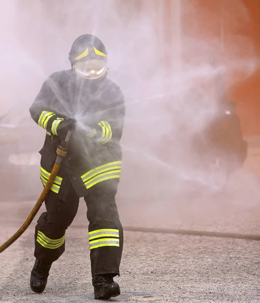 Brandweerman Die Brand Blust Brak Uit Een Auto Met Een — Stockfoto