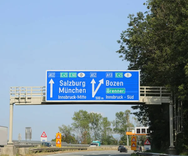 大交通标志以方向对城市和状态边界在奥地利机动车路 — 图库照片