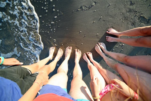 菊パパと子供たちとビーチで 人家族の 裸足足 — ストック写真