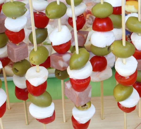 Muitos Espetos Italianos Com Azeitonas Verdes Queijo Mussarela Tomate Cereja — Fotografia de Stock