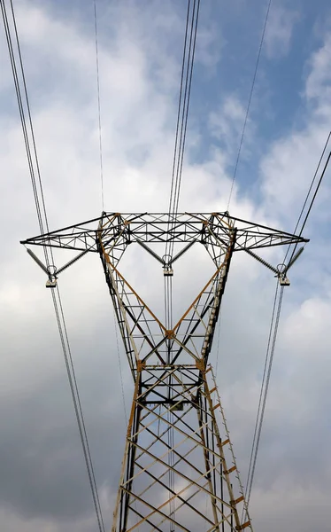 Elektrik Kabloları Mavi Gökyüzü Ile Yüksek Gerilim Pilon — Stok fotoğraf