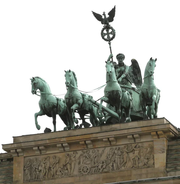 頭の馬とドイツのベルリンでブランデンブルク門の上カドリガ — ストック写真