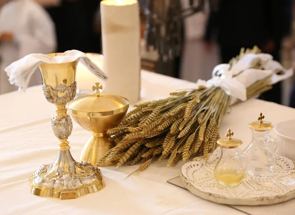 Cálice Dourado Pequenas Garrafas Vidro Com Vinho Água Altar Uma — Fotografia de Stock