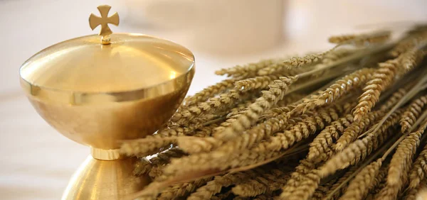 Cálice Ouro Espigas Trigo Sobre Altar — Fotografia de Stock