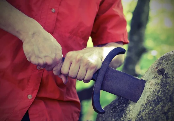 Tangan Anak Laki Laki Yang Mengambil Pedang Excalibur Batu Dengan — Stok Foto