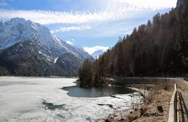 Cyklistická Stezka Poblíž Fantastické Alpské Jezero Zvané Lago Predil Italském — Stock fotografie