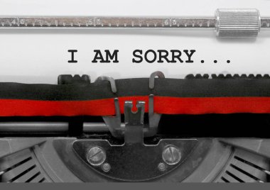 I Am Sorry... eski bir daktilo tarafından beyaz kağıda yazılmış metni