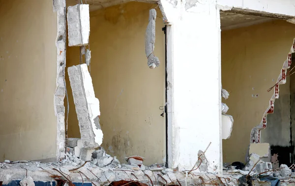 Casa Dañada Con Paredes Destruidas — Foto de Stock