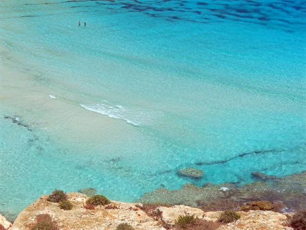 Acqua Limpida Del Mar Mediterraneo Che Bagna Rocce Delle Coste — Foto Stock