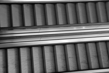 Bir alışveriş merkezi, iki büyük modern yürüyen merdiven arka plan