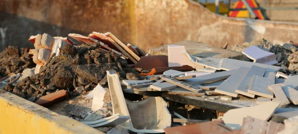 Contenedor Amarillo Grande Con Material Construcción Destruido — Foto de Stock