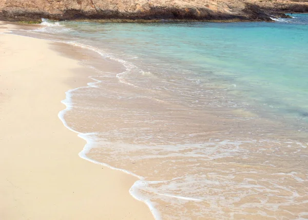 Spiaggia Sabbia Chiara Bagnata Dalle Limpide Acque Del Mediterraneo Sulla — Foto Stock
