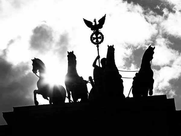 Quadriga Com Símbolo Império Romano Portão Brandemburgo Berlim Contra Luz — Fotografia de Stock