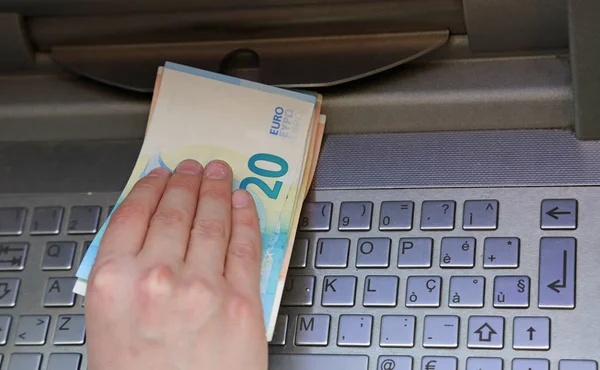 Tangentbordet Atm Machina Och Handen Som Tar Mycket Pengar — Stockfoto