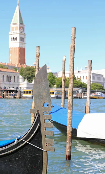Черный Синий Гондолы Море Заднем Плане Колокольня Святого Марка Венеции — стоковое фото