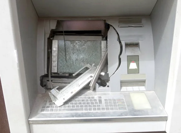Geldautomat Mit Glasscherben Nach Raubüberfall Unter Einsatz Von Sprengstoff — Stockfoto