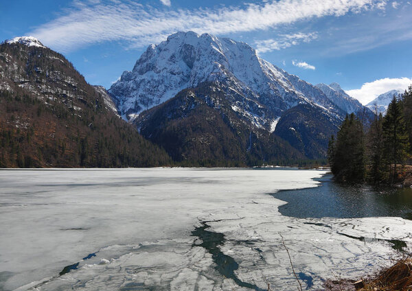 лед на маленьком альпийском озере под названием Лаго-Предил на севере Италии возле границы с Австрией
