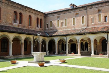 Vicenza, İtalya - 22 Nisan 2018: eski antik manastır manastır Saint Lawrence kuyuda Chiostro di San Lorenzo İtalya'adı verilen