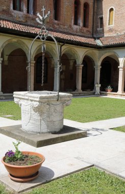 Vicenza, İtalya - 22 Nisan 2018: eski antik manastır manastır Saint Lawrence mermerden kuyuda Chiostro di San Lorenzo İtalyan dili denir.